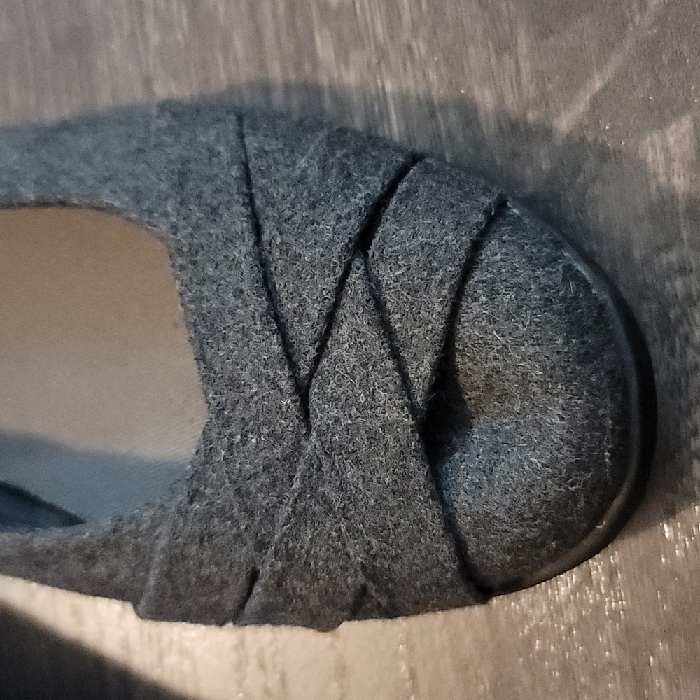 Grey Flats - Picture 3 of 5